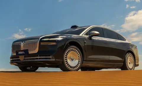 岚图追光L售27.99万起，华为ADS4智驾，800V快充，馈电油耗4.9L